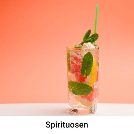 Cocktail vor orangenem Hintergrund