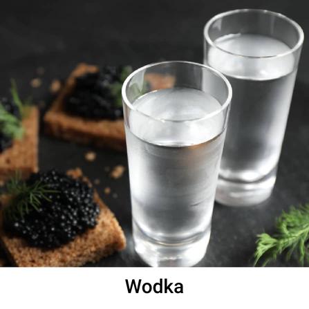 Wodkagläser neben Kaviar