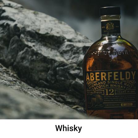 Whiskyflasche Aberfeldy vor Gebirge