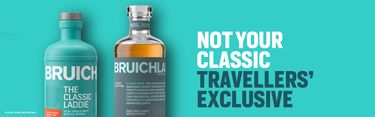 Zwei Bruichladdich Whiskyflaschen, die Classic Laddie Sherry Cask Edition und Re/Define Twenty One, sind nebeneinander platziert. Der Slogan "NOT YOUR CLASSIC TRAVELLERS' EXCLUSIVE" ist prominent dargestellt.