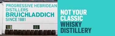 Eine weiße Destilleriegebäude-Wand mit der Aufschrift "PROGRESSIVE HEBRIDEAN DISTILLERS BRUICHLADDICH SINCE 1881". Im Vordergrund stehen mehrere Whiskyfässer. Der Slogan "NOT YOUR CLASSIC WHISKY DISTILLERY" ist zu sehen.  Bild 4: