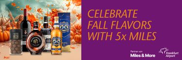 Werbebanner mit Flaschen, Pralinen und herbstlicher Dekoration. Text: 'Celebrate Fall Flavors with 5x Miles'. Logos von Miles & More und Frankfurt Airport