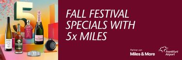 Werbebanner mit Flaschen, Uhren und herbstlicher Dekoration. Text: 'Fall Festival Specials with 5x Miles'. Logos von Miles & More und Frankfurt Airport