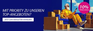 Werbung für einen Newsletter: Text ‚Mit Priority zu unseren Top-Angeboten? Jetzt zum Newsletter anmelden‘, daneben ein älterer Mann im goldenen Anzug auf einem Sofa mit Smartphone, umgeben von Paketen.