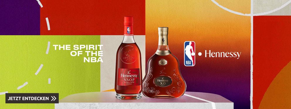 Hennessy V.S.O.P und X.O Flaschen mit NBA-Logo vor farbigem, basketball-inspiriertem Hintergrund.