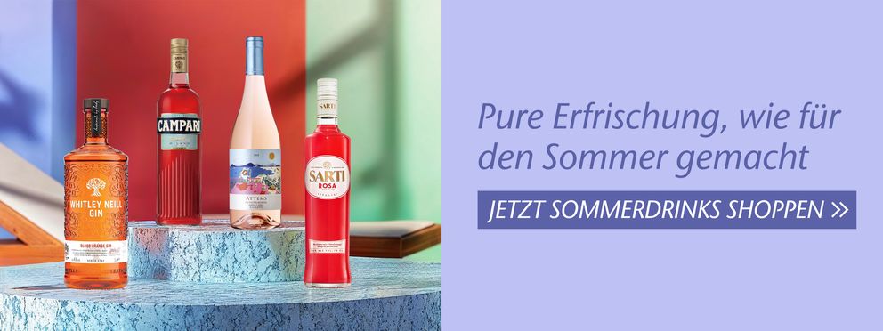 Vier Flaschen alkoholfreier Getränke auf blauem Sockel vor rot-lila Hintergrund. Text: "Pure Erfrischung, wie für den Sommer gemacht" Button: "Jetzt Sommerdrinks shoppen"