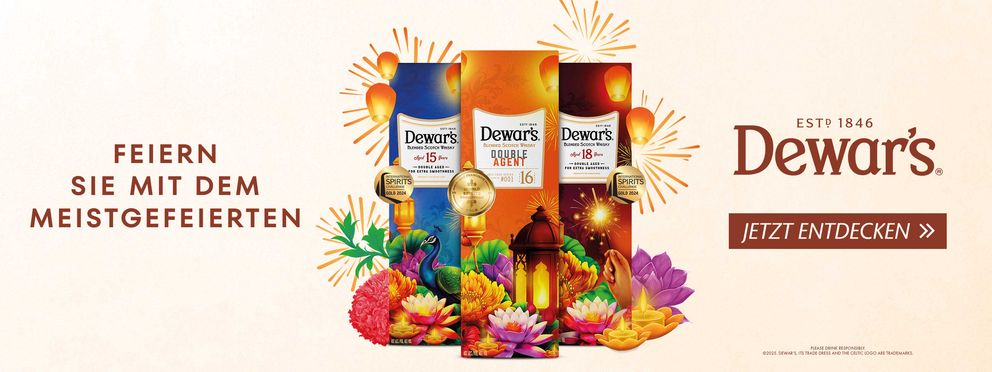 Dewar’s Scotch Whisky Werbeanzeige mit festlichen Geschenkboxen, goldenen Auszeichnungen und dekorativen Diwali-Elementen wie Blumen, Pfau und Laternen vor beigem Hintergrund. Text: „Feiern Sie mit dem Meistgefeierten“. Dewar’s Logo und Call-to-Action „Je