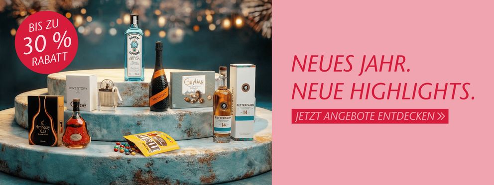 Festliches Werbebild mit Spirituosen, Pralinen, Parfum und M&M’s auf Podesten; roter Text: ‚Neues Jahr. Neue Highlights. Bis zu 30 % Rabatt.‘ Angebote zum Jahreswechsel am Flughafen