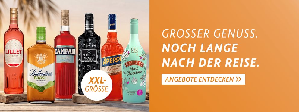 Werbung für Spirituosen: Lillet, Ballantine’s Brasil, Campari, Three Sixty, Aperol und Baileys Mint Chocolate in XXL-Flaschen vor sommerlichem Hintergrund mit dem Slogan „GROSSER GENUSS. NOCH LANGE NACH DER REISE.“
